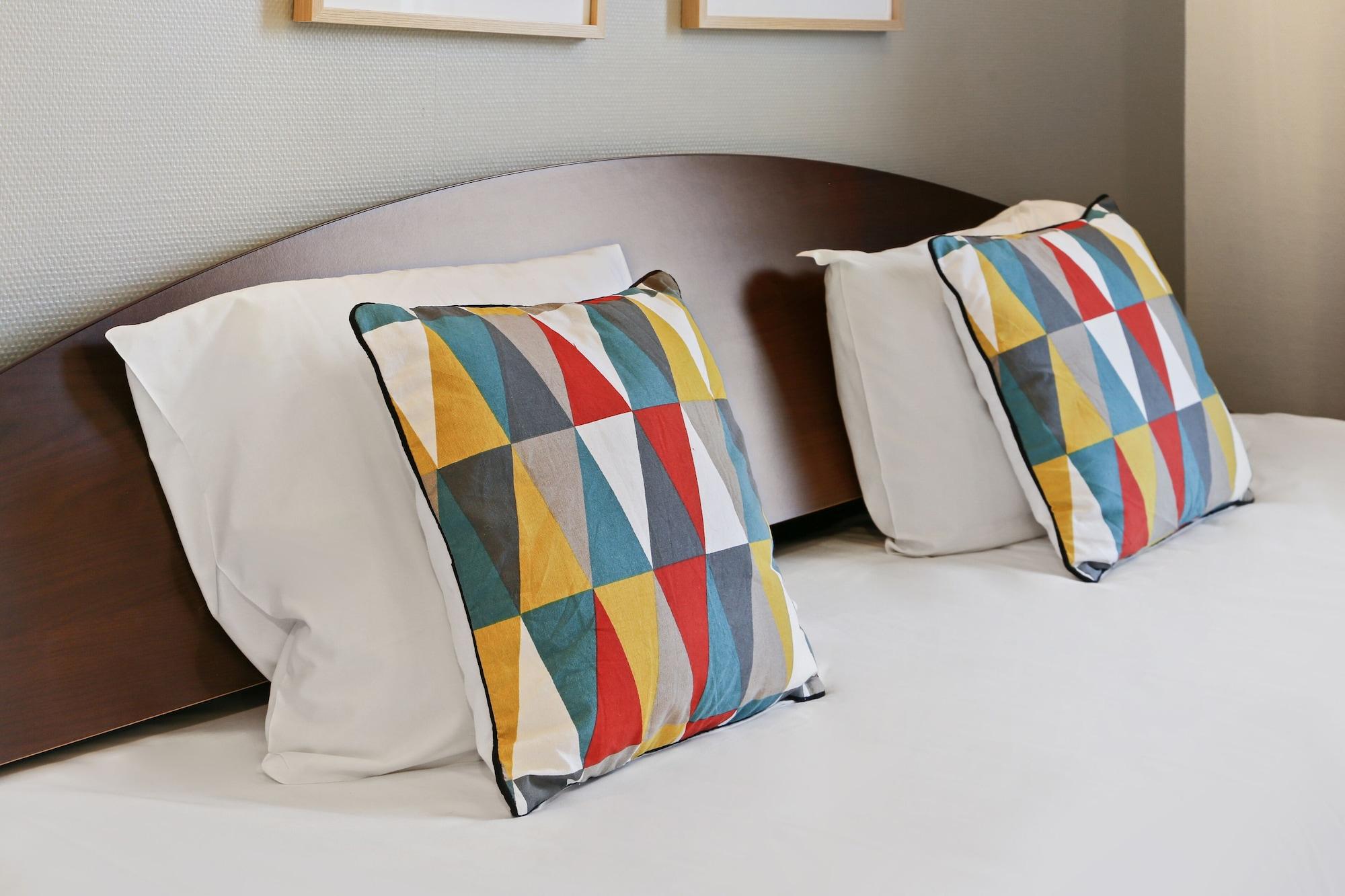 อัปปาร์ตซิตี้ เลอ ม็อง ซองทร์ Aparthotel เลอม็องส์ ภายนอก รูปภาพ
