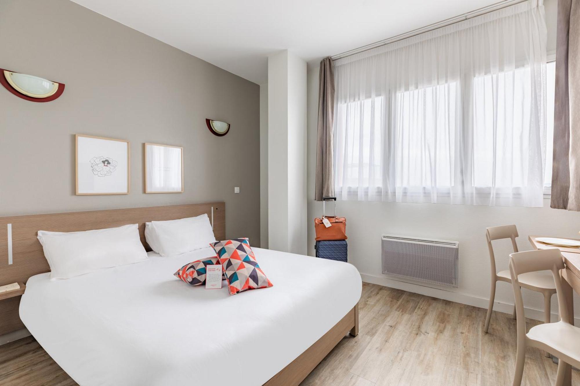 อัปปาร์ตซิตี้ เลอ ม็อง ซองทร์ Aparthotel เลอม็องส์ ภายนอก รูปภาพ