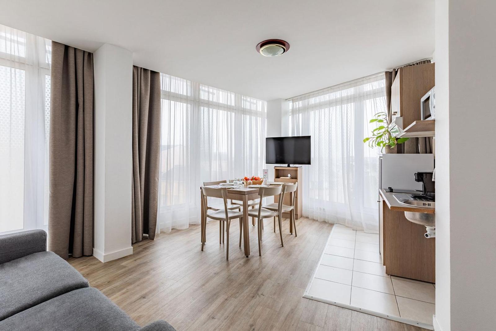อัปปาร์ตซิตี้ เลอ ม็อง ซองทร์ Aparthotel เลอม็องส์ ภายนอก รูปภาพ