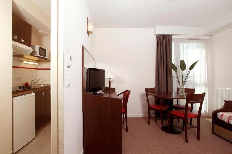อัปปาร์ตซิตี้ เลอ ม็อง ซองทร์ Aparthotel เลอม็องส์ ภายนอก รูปภาพ