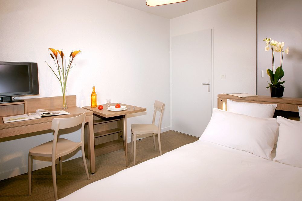 อัปปาร์ตซิตี้ เลอ ม็อง ซองทร์ Aparthotel เลอม็องส์ ภายนอก รูปภาพ