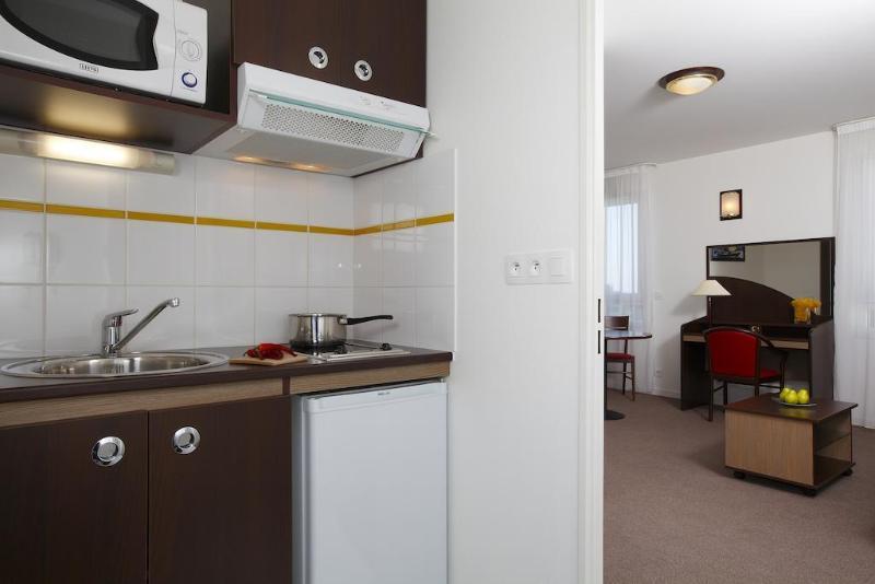 อัปปาร์ตซิตี้ เลอ ม็อง ซองทร์ Aparthotel เลอม็องส์ ภายนอก รูปภาพ