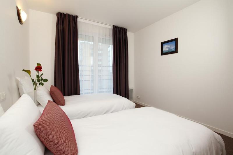 อัปปาร์ตซิตี้ เลอ ม็อง ซองทร์ Aparthotel เลอม็องส์ ภายนอก รูปภาพ